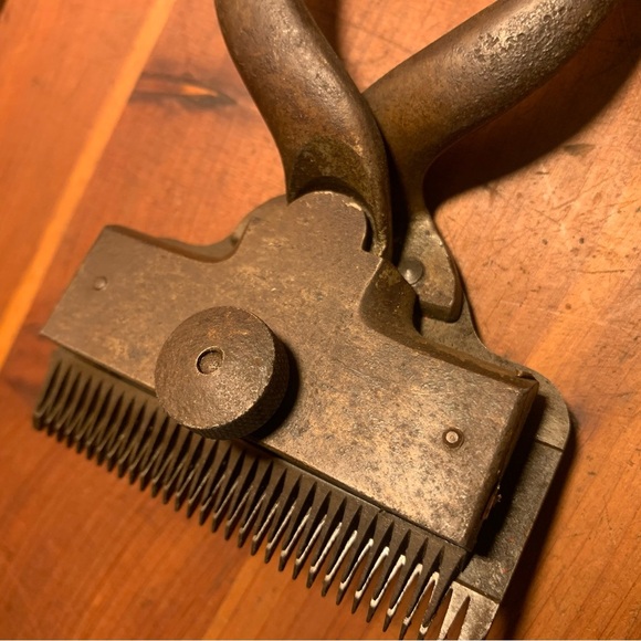 Vintage Manuel Horse Sheers with Wooden Handles - Picture 5 of 8